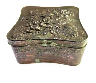 Antigua caja de baratijas japonesa Meiji de metal mezclado cobre con diseño de crisantemo Foto 1 de 4