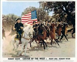 CARTE DE LOBBY BRITANNIQUE CUSTER OF THE WEST ROBERT SHAW DRAPEAU AMÉRICAIN SUR CHEVAUX