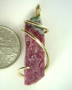 21,66ct Rubin & Zoisit Splitter in 14kt Gold Draht Wickelkunst Anhänger - Bild 1 von 4