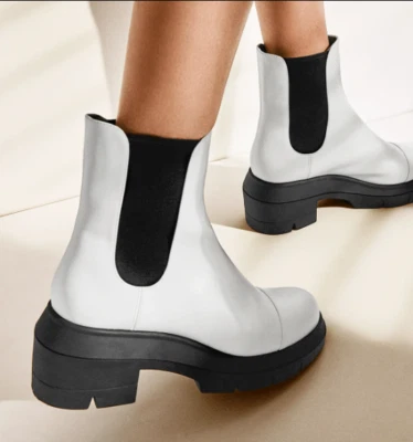 Botas Chelsea Stuart Weitzman Norah de cuero con plataforma para mujer de 8 C de ancho Foto 1 de 4