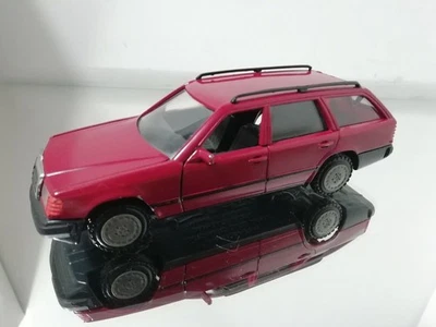 Conrad 1503 Mercedes-Benz 200TD 300TD Turbo 4Matic en rojo 1:35 Foto 1 de 4