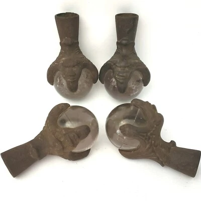 Juego de 4 terminales de pie de garra y bola grandes antiguos de hierro y vidrio cara en relieve Foto 1 de 4