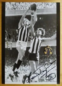 1972 LEN THOMPSON MAGPIES HAND SIGNED B&W PHOTO & FREE REPLICA BROWNLOW MEDAL - Picture 1 of 2