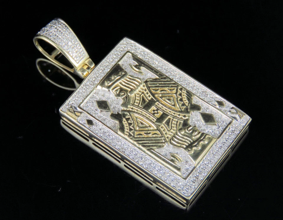 Colgante redondo de oro amarillo de 10 quilates con tarjeta de póker de diamantes creado en laboratorio de 2/3 quilates Foto 1 de 4