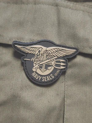 FOSTEX Großes PVC 3D Klett-Abzeichen Patch Emblem „NAVY SEALS“ AIRSOFT BW US-ARMY braun