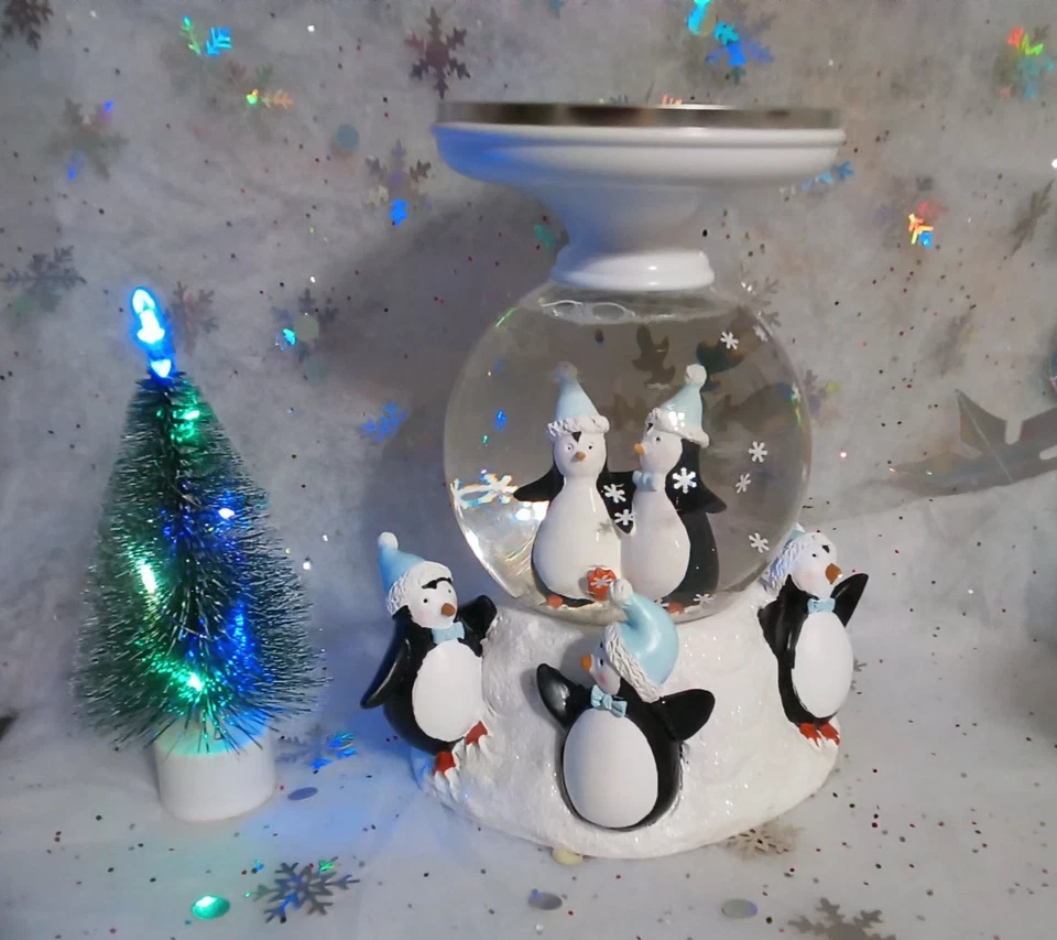 Bath & Body works Christmas 2021 Penguin light up musical and rotating water glo - Image 1 of 4