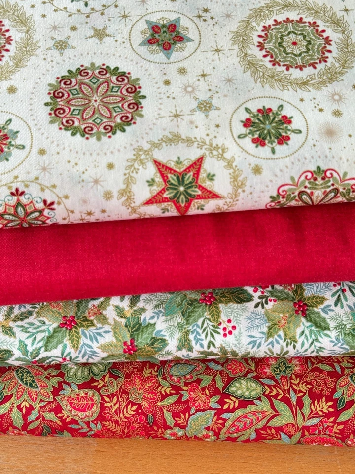 Makower Stoffpaket Patchworkstoff GOOD TIDINGS Weihnachtsstoff Sterne Ilex Blume - Bild 1 von 4