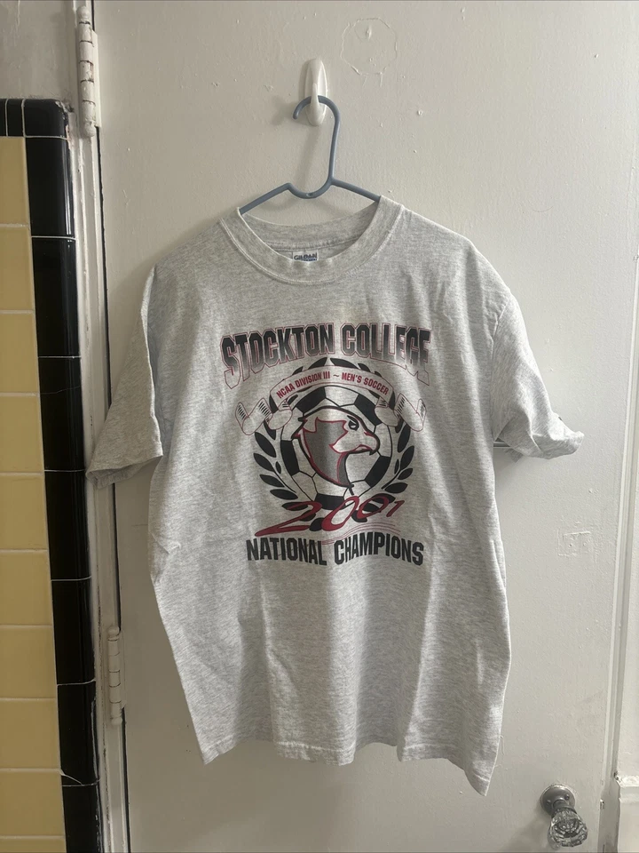 VTG STOCKTON COLLEGE/UNIVERSITY 2001 NCAA D3 ⚽️ NATL CHAMPS T SHIRT L FREE SHIP - Image 1 of 4
