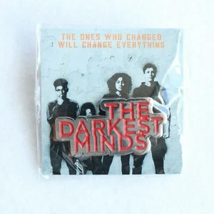 SDCC 2012 Exclusivo Pin THE DARKEST MINDS Alexandra Bracken NUEVO Raro Rojo Plata - Imagen 1 de 2