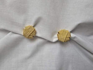 Vintage LES BERNARD Vc Gold Tone Statement Woven Texture Clip Earrings - 1 3/8" - Picture 1 of 9