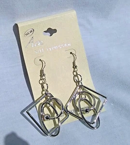 Pendientes perforados colgantes cuadrados color plata 2 3/4" largo - Imagen 1 de 7