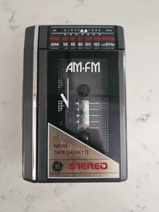 RADIO/CASSETTE STEREO WALKMAN GENERAL ELECTRIC AM-FM CON auricolare testato funzionante - Foto 1 di 5