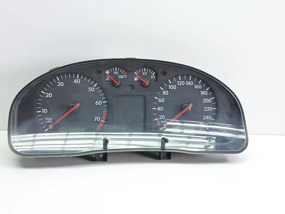 Volkswagen PASSAT B5 1997 gasolina velocímetro cabina 92kW UST123585 Foto 1 de 4