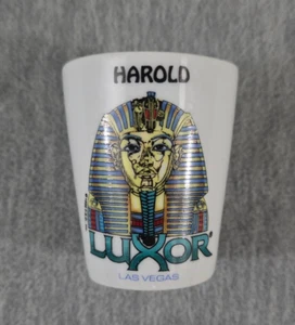 Luxor Las Vegas Shot Glass Cerámica Blanca Nombre Personalizado HAROLD - Imagen 1 de 5