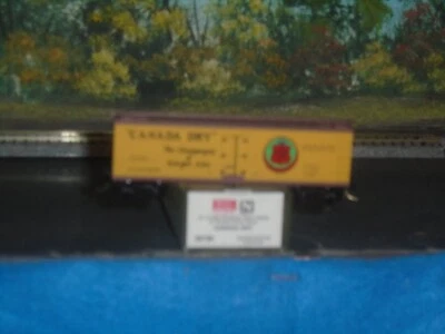 MICRO TRAINS N SCALE #49490 40' DBL SHEATHED WOOD REEFER CANADA DRY #9106 - Image 1 of 3