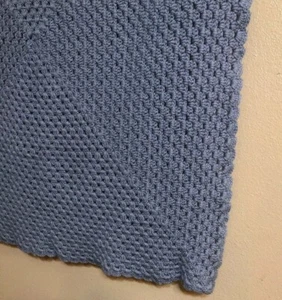 Gehäkelte quadratische Babydecke gewellte Kanten 41”x44” handgefertigt einfarbig blau - Bild 1 von 11