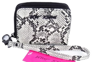 Betsey Johnson XOSKULLY Schlangenleder Kalbsleder Geldbörse Reißverschluss schwarz/weiß Ausweisetui Brandneu mit Etikett - Bild 1 von 5