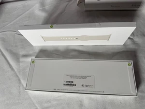 Apple Watch SE (2e génération) Boîtier en aluminium 40 mm avec boucle sport - Starlight, - Photo 1 sur 6