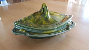 CALIFORNIA ORIGINALS POTTERY USA Covered Dish 402B  Glaze on Greens/Yellow - Picture 1 of 8