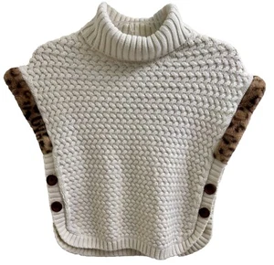 ASPEN KIDS elfenbeinfarbener Strickponcho Rollkragen mit Fellbesatz & seitlichen Knöpfen L (10-12) neu ohne Etikett - Bild 1 von 14