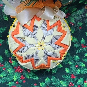 Heritage no sew quilted ornament with honeybees & daisies, fall, summer, holiday - Picture 1 of 5