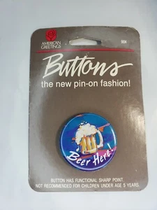 Spilla bottone tondo vintage American Greetings "Beer Me" (lotto di 7) - Foto 1 di 2