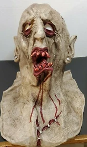 Vampiro o demonio con cabeza abierta cortada y colmillos sangrientos máscara envolvente de Halloween - Imagen 1 de 5