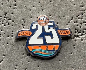 New York Islanders 25th Anniversary 1972-73 1996-97 NHL Hockey Pin - Imagen 1 de 2
