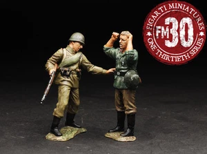 FIGARTI MINIATURE WW2 RUSSIAN EFR-016 RUSSIAN SOLDIER TAKING GERMAN PRISONER - Picture 1 of 1
