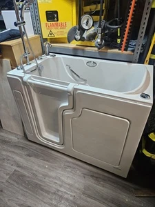 Safe Step walk in tub - Picture 1 of 11