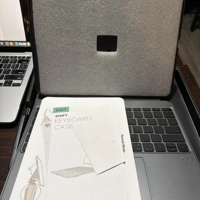 Funda con teclado ESR Shift Series para iPad Pro 11” M4/M5 Foto 1 de 4