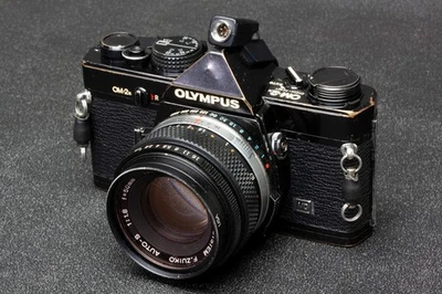 Cámara fotográfica Olympus OM-2n 35 mm SLR con lente F.Zuiko Auto-S 50 mm f/1,8 Foto 1 de 4