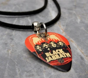 Black Sabbath Gitarren-Plektrum-Halskette an schwarzer Wildlederschnur - Bild 1 von 2