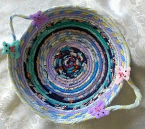 Cesta hecha a mano tela de algodón acolchada multicolor decoración del hogar plato de regalo - Imagen 1 de 12