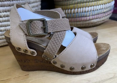 Sbicca Kiana Vintage Collection Boho Wedge Sandals Tan With Rivot Details Size 8 - Image 1 of 4