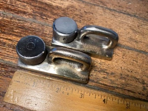 Par de coches de plomo Génova de bronce de colección para pista en T de 1" con topes de resorte - Imagen 1 de 7