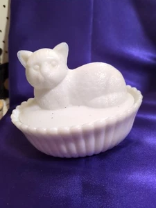 Westmoreland Milk Glass Wide Rib Animal Dish Glazed Vintage Cat on Nest Basket - Picture 1 of 4