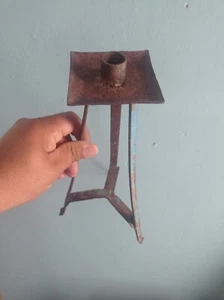 antiguo soporte para velas de hierro - Imagen 1 de 12