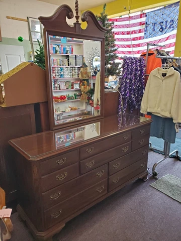 Ethan Allen Traditional Georgian Style 10 Drawer Dresser 11- 5330 W/Mirror Glass Cover