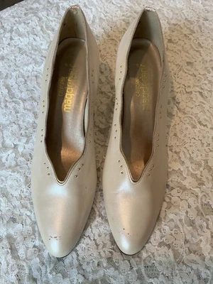 Vintage California Magdesians Size 9.5N Ivory Gold Trim Leather Heels Pumps - Image 1 of 4