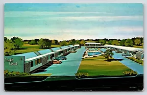 Postkarte Forrest City, Arkansas Carl's Courts, Inc. Außenansicht Pool alte Autos - Bild 1 von 2