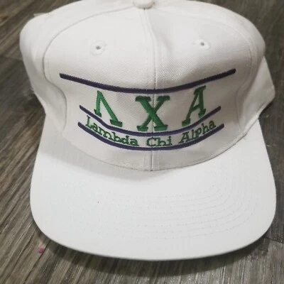 The Game Lambda Chi Alpha Snapback Vintage Letras Escritura Ajustable Blanco Foto 1 de 4