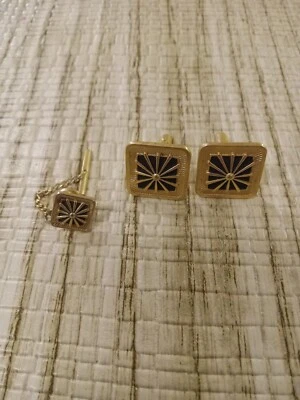 Abotoaduras e broche de gravata VINTAGE tom dourado e esmalte fabricantes quadrados marca "A" Anson - Imagem 1 de 4