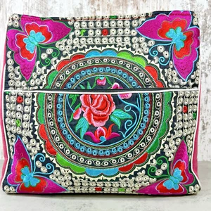 Bestickte Umhängetasche groß 3 Reißverschlussfächer Schmetterlinge Rosen hell - Bild 1 von 21