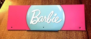 Insegna da esposizione in cartone Spirit Halloween fine cap store decorazione festa Barbie - Foto 1 di 8