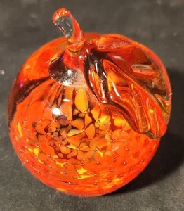 Vintage Kunst Glas roter Apfel Briefbeschwerer kontrollierte Blasen 3" Durchmesser - 21 Unzen - Bild 1 von 9