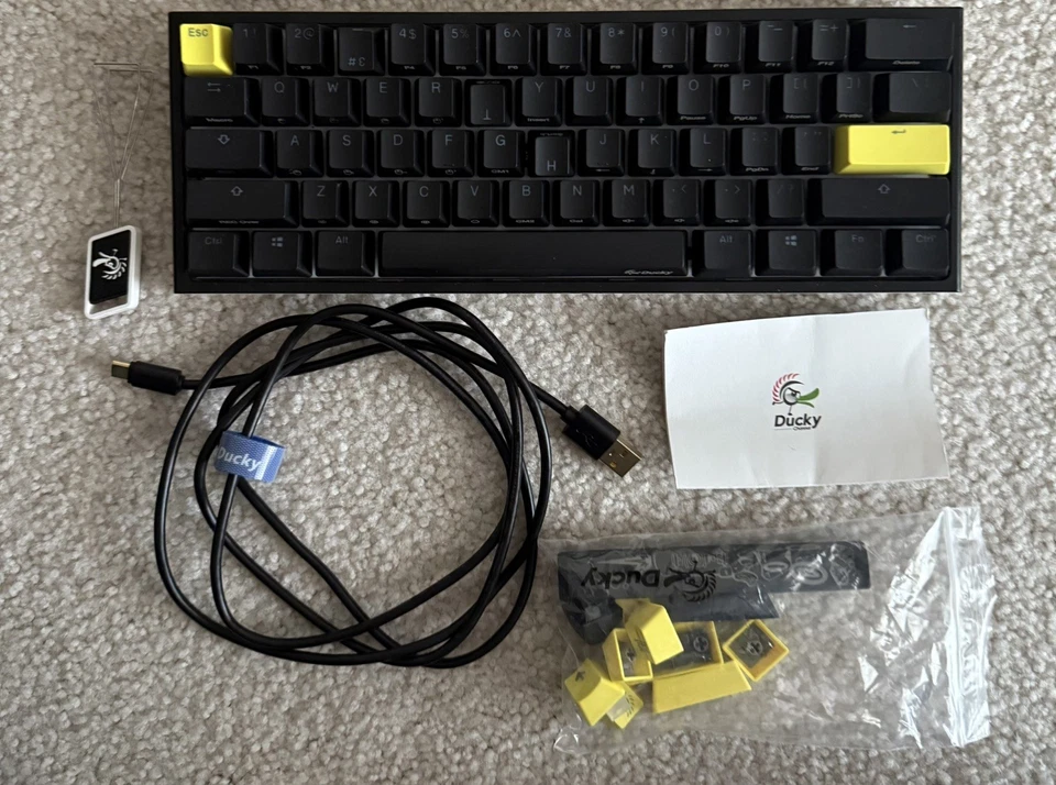 Teclado mecánico Ducky One 2 RGB TKL RGB LED doble disparo PBT rojo cereza MX Foto 1 de 4