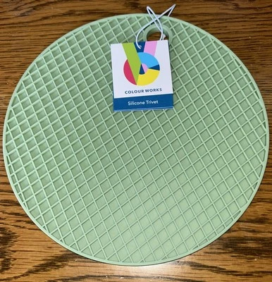 Colourworks Round Silicone Trivet Hot Mat Heat Resistant Honeycomb Medium Green - Image 1 of 2