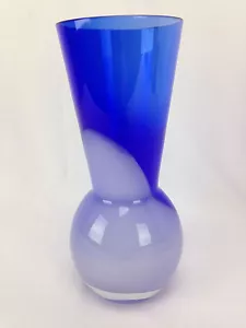 Blumenvase aus blauem Kobaltglas mit mattweißem Wirbelakzent - Bild 1 von 7