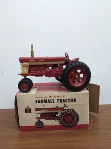 1/16 Eska IH International Harvester Farmall 560 Farm Tractor With Box - Picture 1 of 7